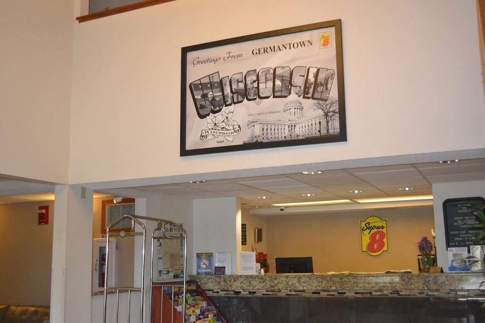 Super 8 By Wyndham Germantown/Milwaukee Hotel Bagian luar foto