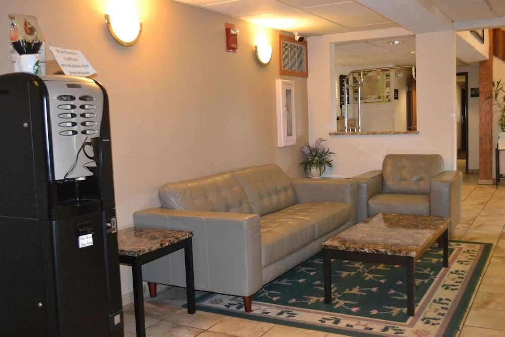 Super 8 By Wyndham Germantown/Milwaukee Hotel Bagian luar foto