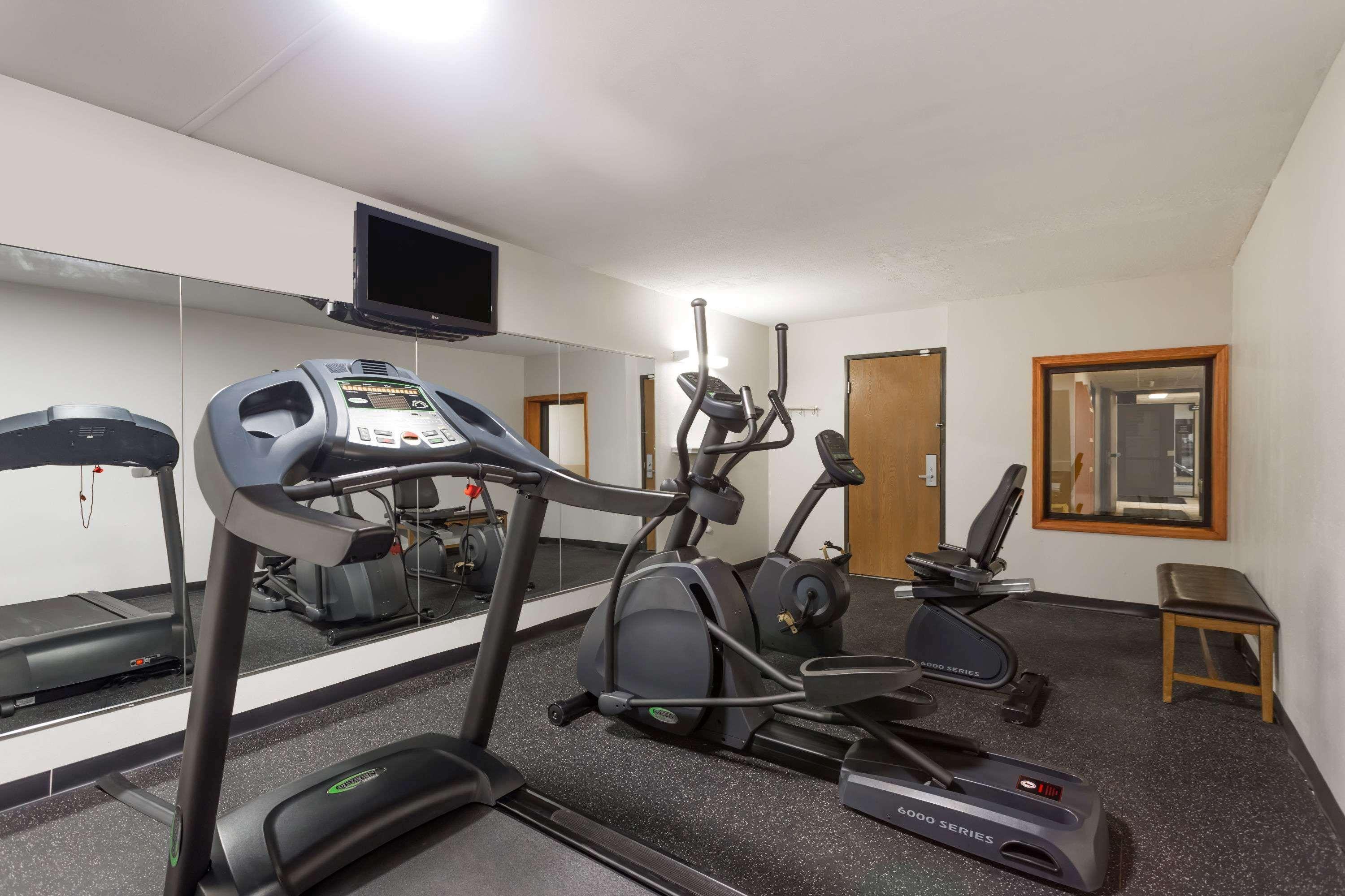 Super 8 By Wyndham Germantown/Milwaukee Hotel Bagian luar foto