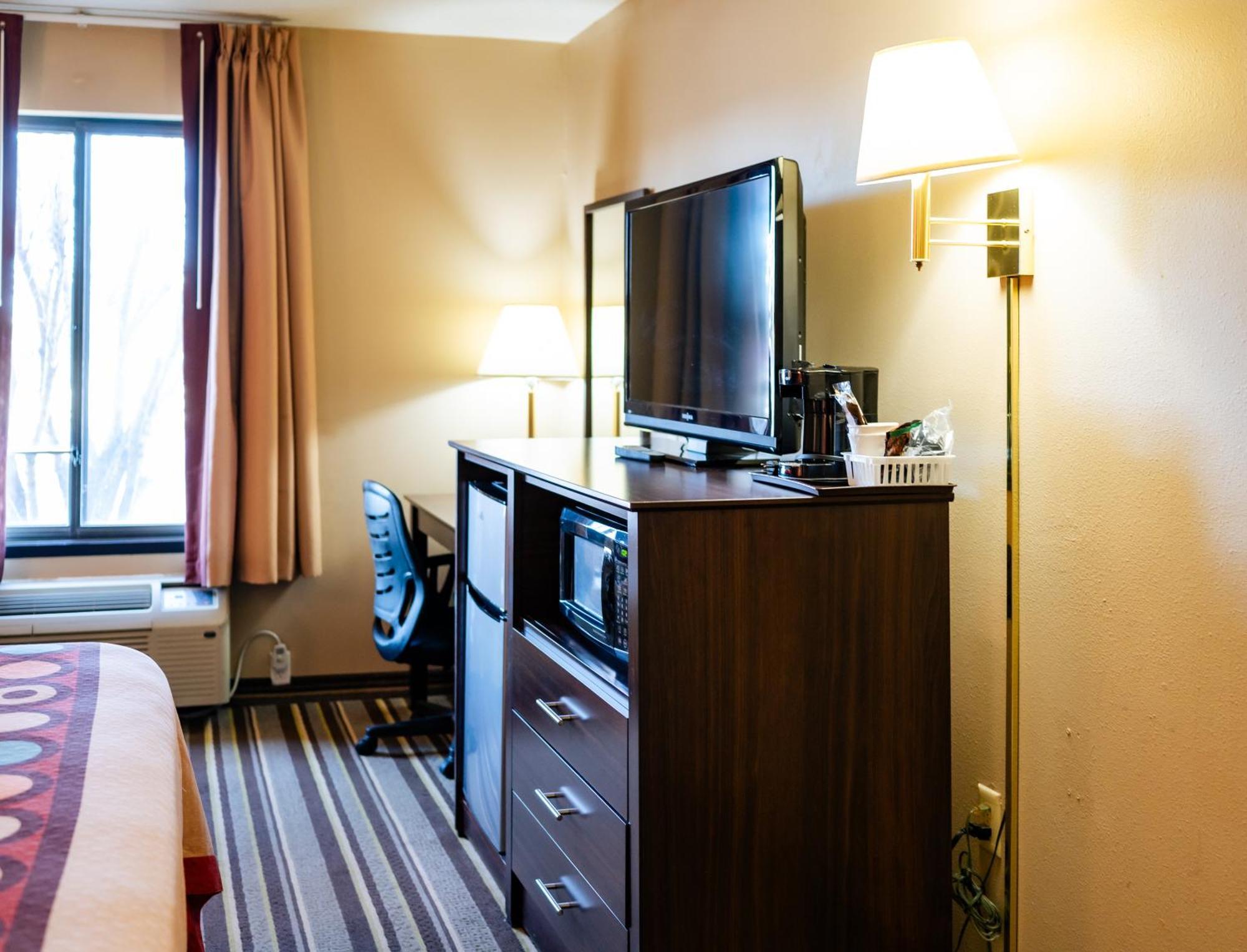 Super 8 By Wyndham Germantown/Milwaukee Hotel Bagian luar foto