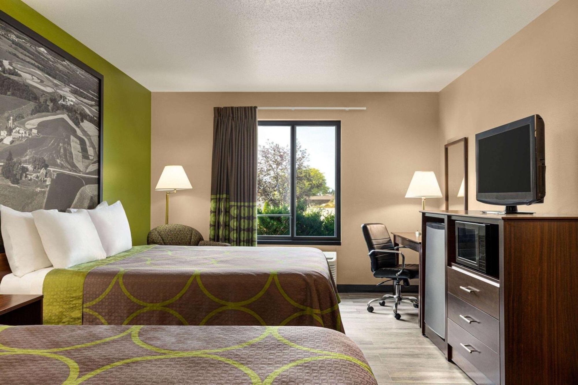 Super 8 By Wyndham Germantown/Milwaukee Hotel Bagian luar foto