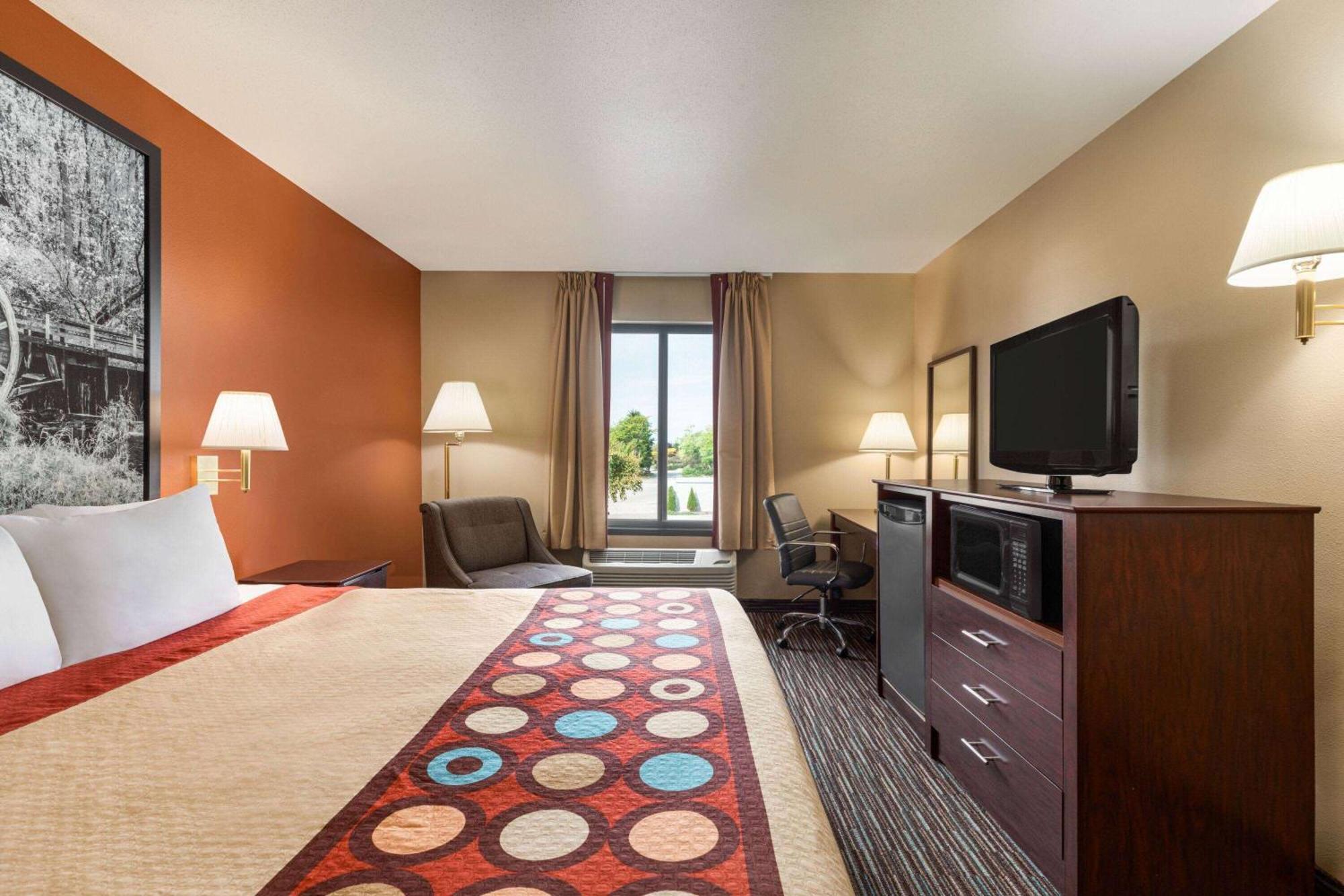 Super 8 By Wyndham Germantown/Milwaukee Hotel Bagian luar foto