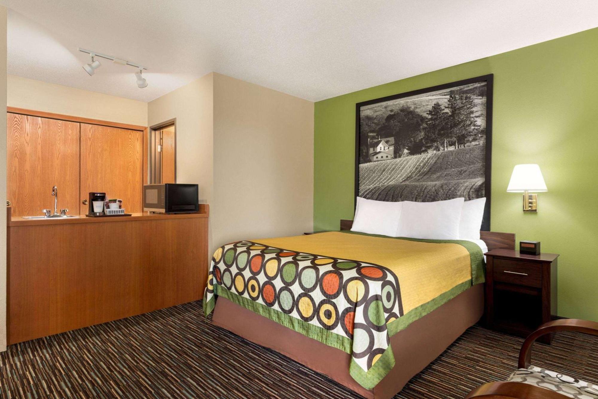 Super 8 By Wyndham Germantown/Milwaukee Hotel Bagian luar foto