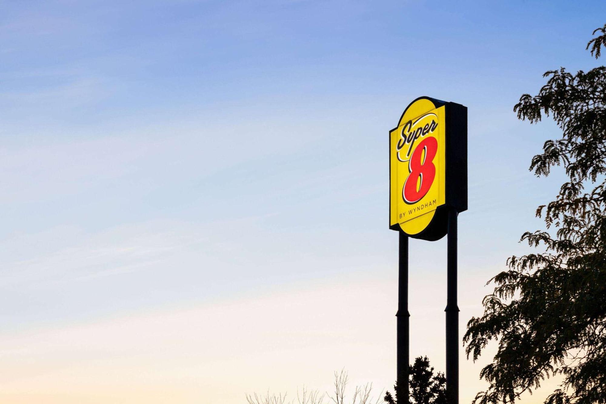 Super 8 By Wyndham Germantown/Milwaukee Hotel Bagian luar foto