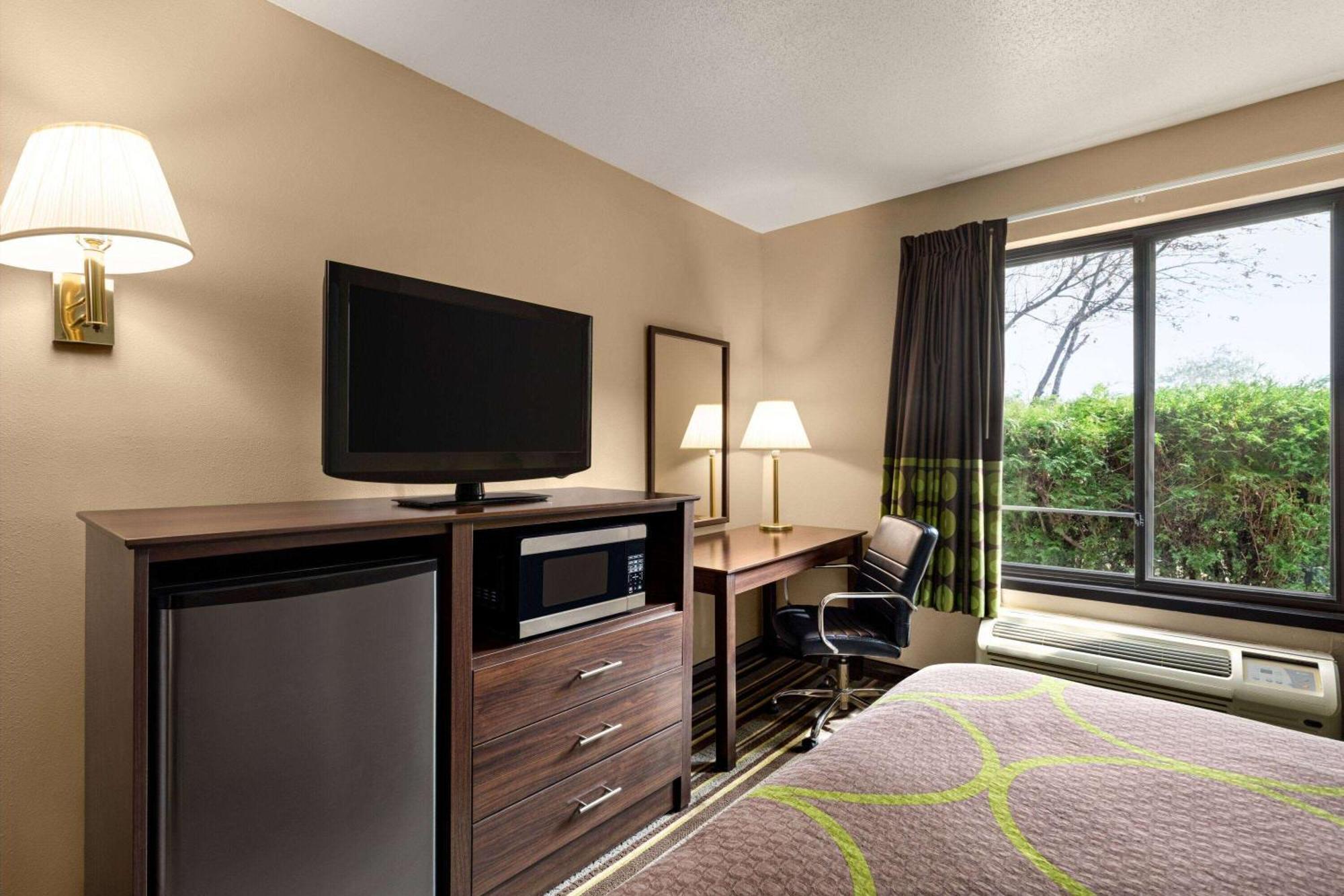 Super 8 By Wyndham Germantown/Milwaukee Hotel Bagian luar foto