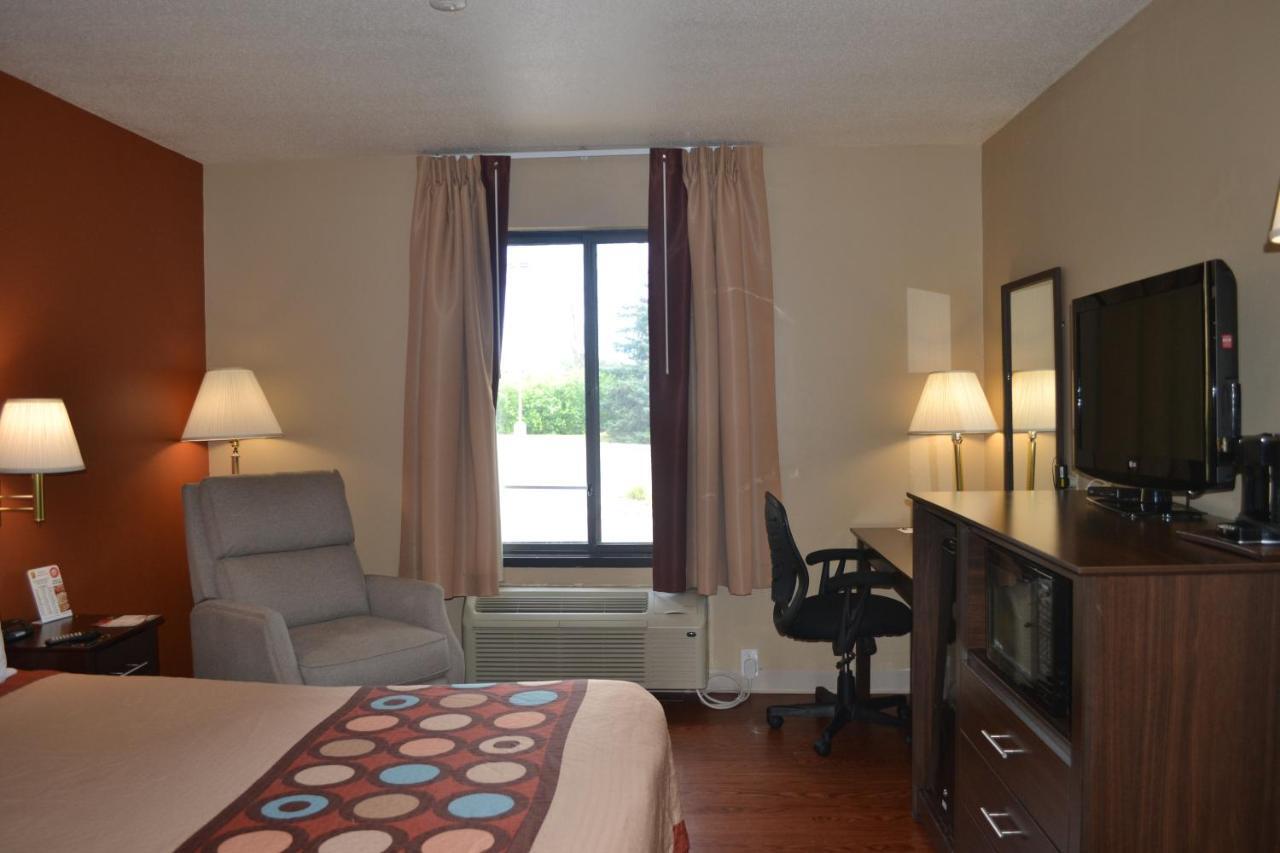 Super 8 By Wyndham Germantown/Milwaukee Hotel Bagian luar foto