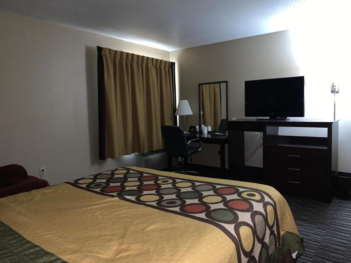 Super 8 By Wyndham Germantown/Milwaukee Hotel Bagian luar foto